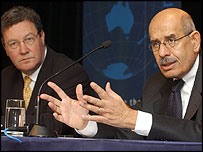 Muhammed el Baradey ve Alexander Downer