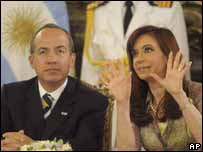 Felipe Calderón e Cristina Kirchner em Buenos Aires (AP)
