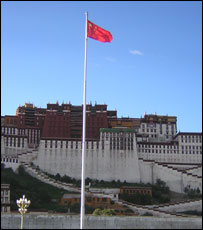 Cờ Trung Quốc nhắc nhở Tây Tạng rằng họ là một phần của đất nước này