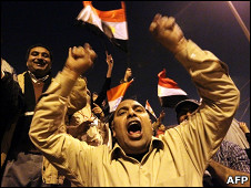 埃及开罗解放广场上示威民众彻夜狂欢（11/2/2011）