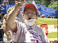 Ativista protesta em frente ao Ministério do Exterior argentino