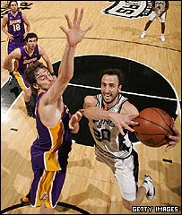 مانو جینوبلی در حال حمله به سبد لیکرز