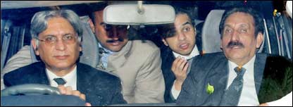 جسٹس افتخار محمد چوہدری وکلاء کے ہمراہ