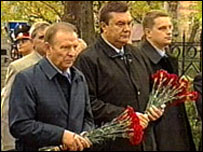 Президент Кучма покладає квіти в день річниці аварії на ЧАЕС