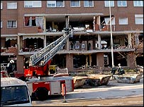 Кран працює на місці, де місяць тому стався вибух