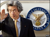 جونيشيرو کوايزومی هنگام عزيمت به جاکارتا