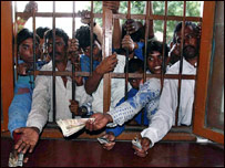 واپسی کا ٹکٹ خریدتے ہوئے غیر کشمیری