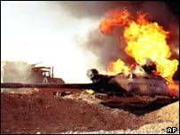 Körfez Savaşı sırasında yanan bir Irak tankı