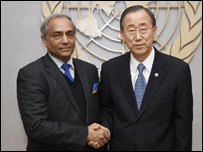 Mohan Peiris (L) with UN chief Ban ki-Moon (file photo)