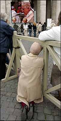 Fiés assistiram primeira missa de Bento 16 em telão na praça São Pedro