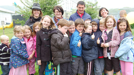 Cerys Matthews gyda disgyblion Ysgol Gymraeg Llundain y llynedd