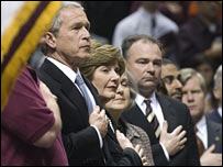 जॉर्ज बुश अपनी पत्नी के साथ