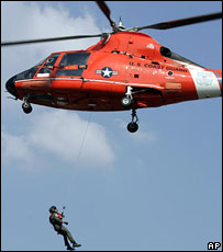 Helicóptero de resgate procura sobreviventes em Nova Orleans