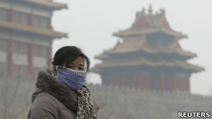 北京雾霾天气下故宫外一名游客戴上口罩走动（13/1/2013）