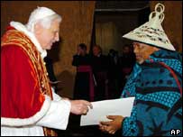 O papa Bento 16 e o novo embaixador de Lesoto junto ao Vaticano, Makase Nyaphisi