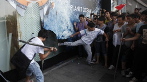 示威者攻擊日資百貨公司