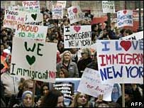 Imigrantes fazem manifestação em Chicago