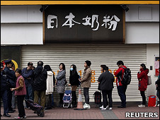 一群香港家长在某日本奶粉专卖店前排队等候光顾（16/3/2011）