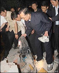 Ông Ôn Gia Bảo thăm nạn nhân động đất Tứ Xuyên