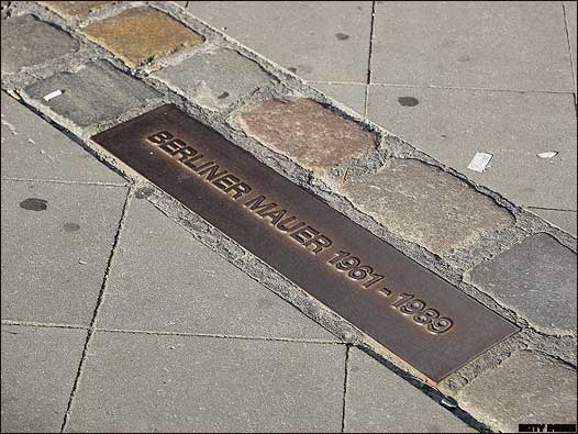 Placa que indica por dónde pasaba el Muro de Berlín