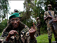 O general Laurent Nkunda junto com outros rebeldes