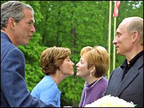 George Bush ve Vladimir Putin, eşleri Laura ve Ludmila ile birlikte