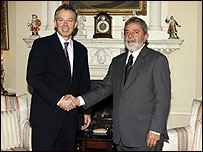 O primeiro-ministro britânico, Tony Blair, com o presidente Lula (foto AP)