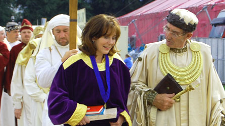 Mererid Hopwood - tynnu nol