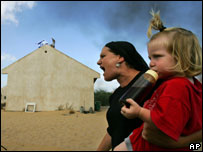 Mulher grita na direção de soldados em Gadid