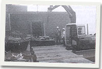 Y caffi'n cael ei ddymchwel