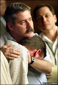 John Harris, que também diz ter sido vítima de Shanley, é confortado por Robert Costello, que diz ter sido molestado por outro padre