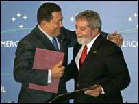 Liderului Venezuelei, Hugo Chavez, alături de preşedintele brazilian Lula da Silva