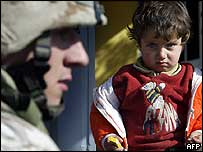 Felluceli çocuk ABD askeri önünde